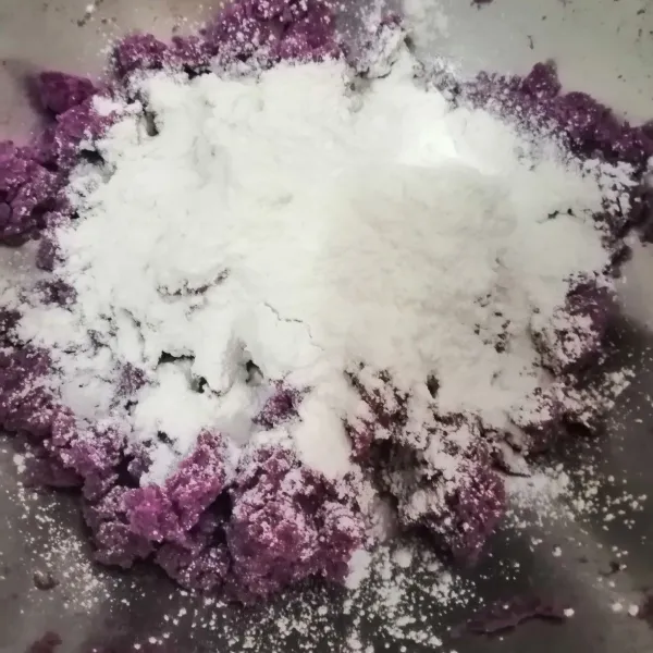 Tambahkan tepung dan aduk sampai adonan bisa dipulung dan dibulatkan.