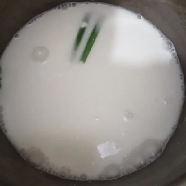 Kuah santan, masukan santan yang sudah ditambah air dan potongan daun pandan, masak sampai keluar gelembung-gelembung kecil, lalu masukan campuran maezena yang sudah dilarutkan dengan sedikit air, aduk-aduk terus sampai santan matang dan mengental, jangan lupa tambahkan garam biar rasanya lebih gurih.