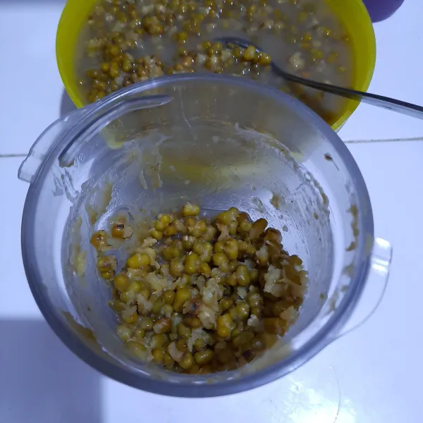 Timbang 200 gram kacang hijau yang sudah matang. Haluskan dengan blender hingga menjadi pasta.
