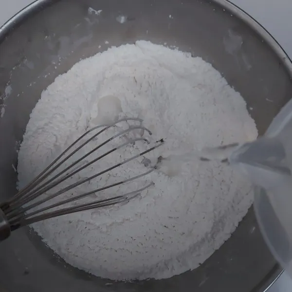Buat Mochi :
Campur dan aduk rata tepung ketan, tepung beras, gula pasir, dan garam. Lalu masukkan air, aduk rata.