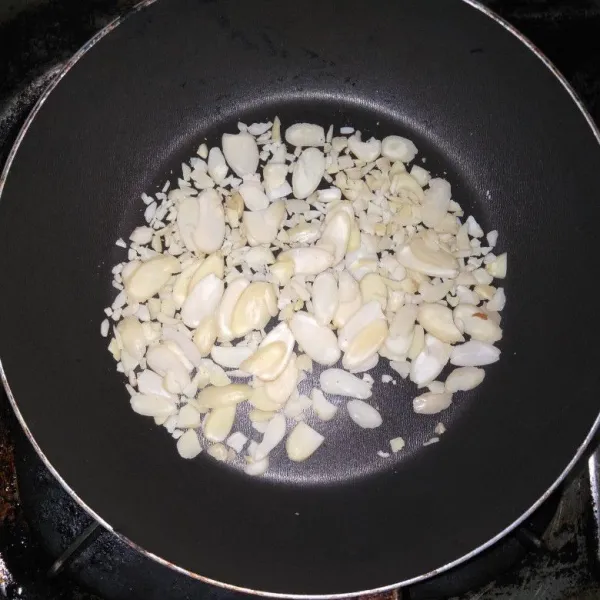 sangrai kacang Almond kemudian hancurkan menggunakan uleg.