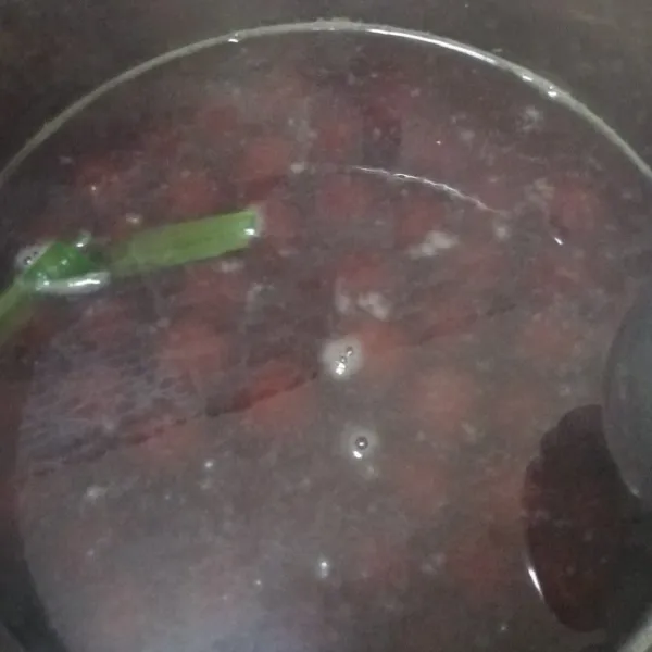 Masukan candil ke dalam campuran gula, lalu masak sampai candil matang.