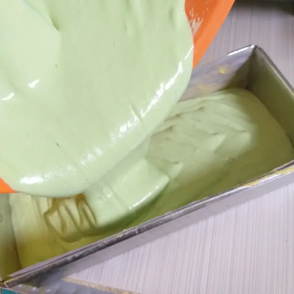 Tuang di loyang yang dialasi kertas roti (sudah diolesi margarin).