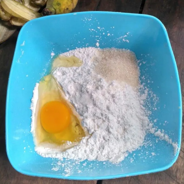 Campur tepung beras, tepung tapioka, gula pasir, telur, dan garam.