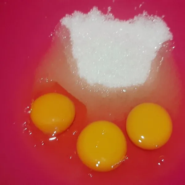 Pecahkan telur simpan dalam wadah lalu campur dengan gula pasir.