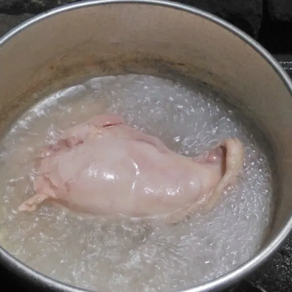 Rebus daging ayam dengan air mendidih hingga benar-benar matang