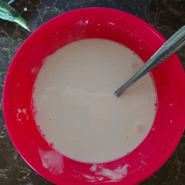 Siapkan tepung terigu, putih telur, garam, kaldu jamur, aduk sampai rata. Lalu tuang air sedikit demi sedikit aduk hingga rata.