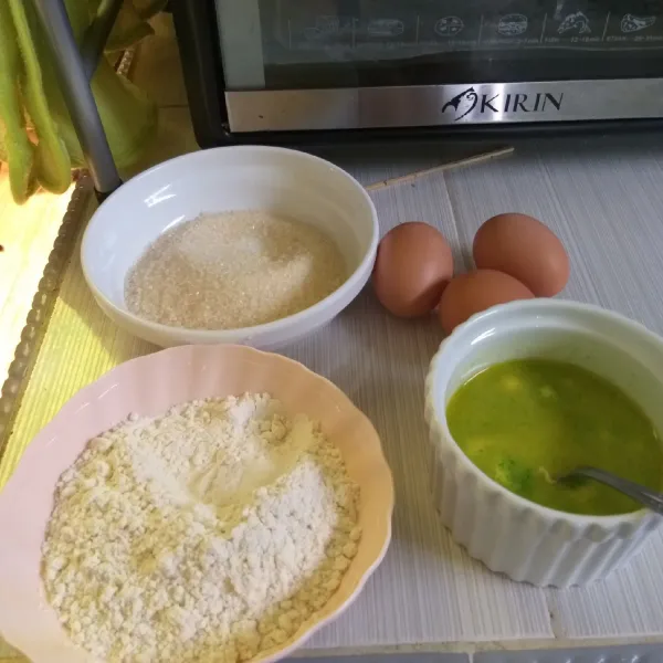 Siapkan bahan-bahan. Ayak terigu, vanili, dan garam. Campur margarin, pasta pandan dan kental manis. Lelehkan kemudian dinginkan.