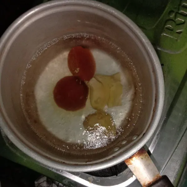 Masukkan jahe dan gula merahnya sampai mendidih dan gula nya larut, kalau udah matiin ya kompornya.