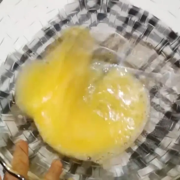 Campurkan telur dan gula lalu aduk hingga sedikit berbusa.