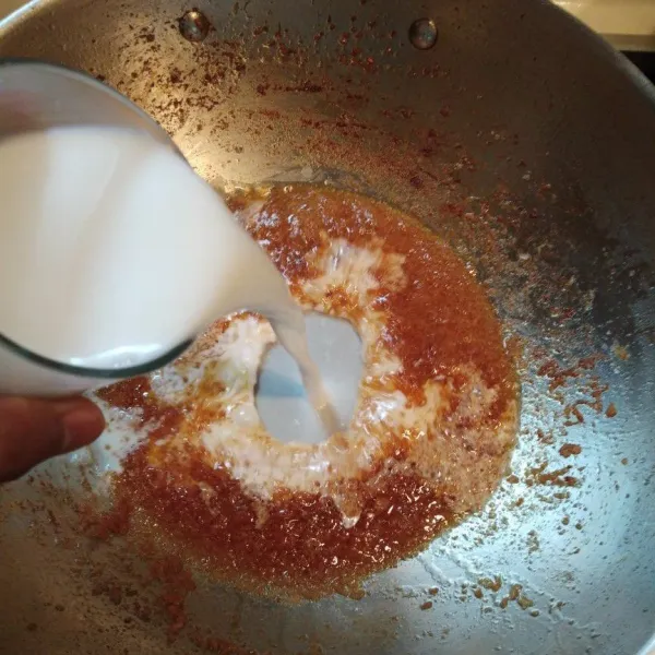 Masukkan santan, tambahkan bubuk sambal goreng serbaguna, lalu aduk sampai tercampur