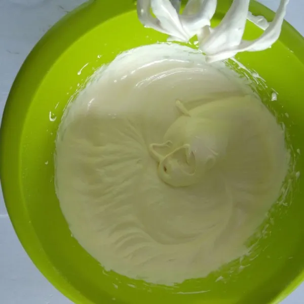 Mixer semua bahan kecuali margarin hingga kental berjejak.