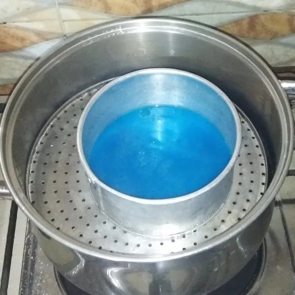 Setelah 5 menit, tuang warna biru, lakukan hal yang sama pada warna kuning, oranye, dan merah. Terakhir kukus selama 15 menit. Angkat.