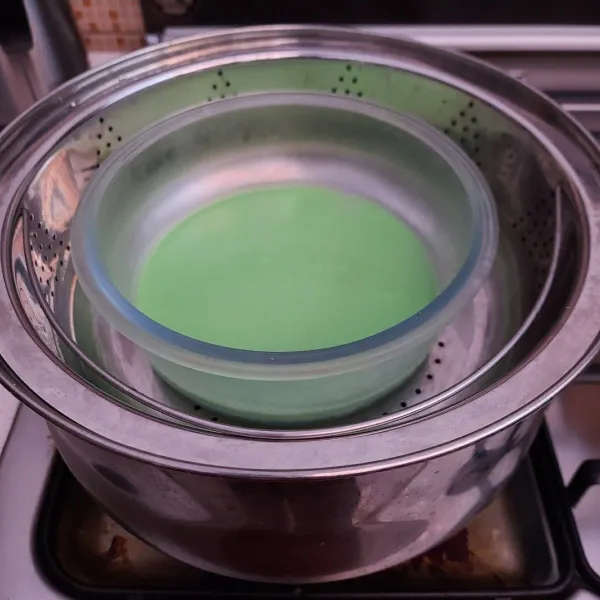 Tambahkan pasta pandan.
Kukus adonan selama 15 menit lalu diangkat dan uleni dengan sutil kayu selama 5 menit.