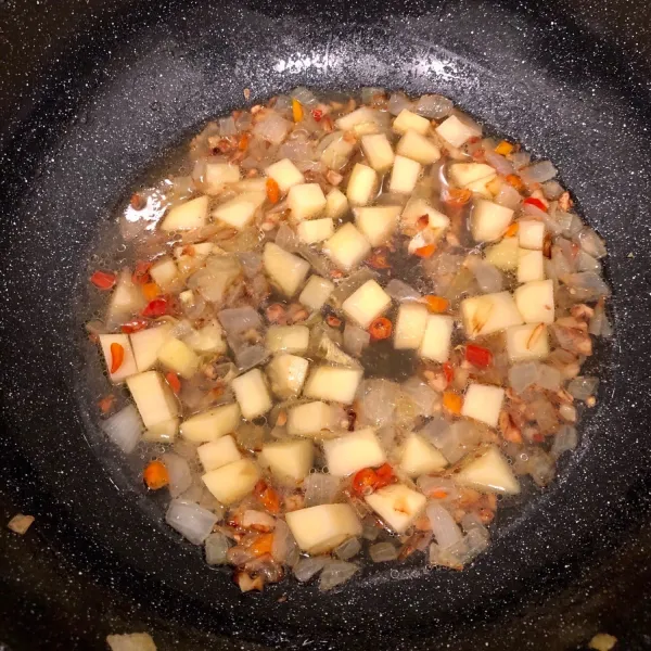 Masukkan kentang dan air secukupnya lalu tumis hingga kentang matang dengan api kecil.
