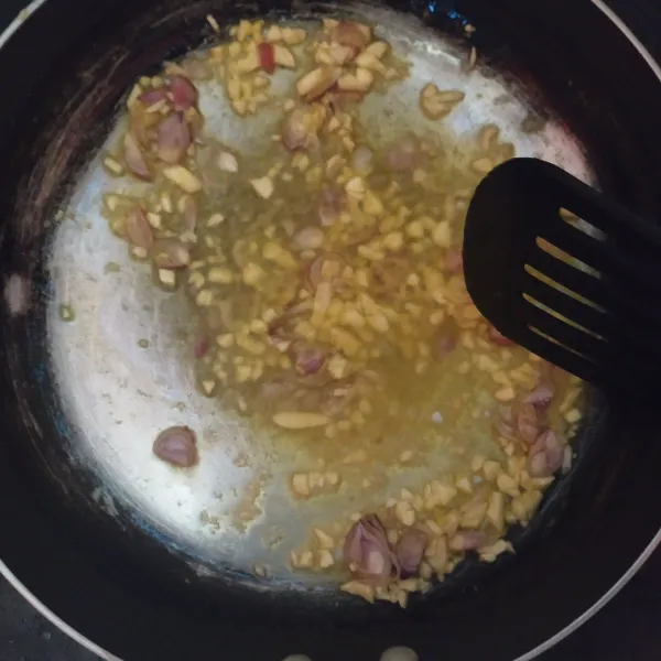Tumis bawang merah dan bawang putih sampai harum. Tambahkan udang dan babi.
