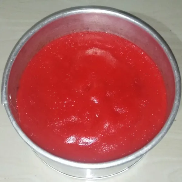 Biarkan hingga uap panasnya hilang (jangan langsung dikeluarkan dari cetakan, tunggu hingga kue lapis set). Setelah itu kerat sisinya dengan ujung pisau yang tipis dan runcing atau bisa pakai gagang sendok yang tipis agar kue lapis mudah dilepas dari cetakan.