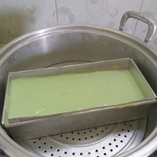 Kukus selama 25 menit, tutup kukusan dengan serbet.