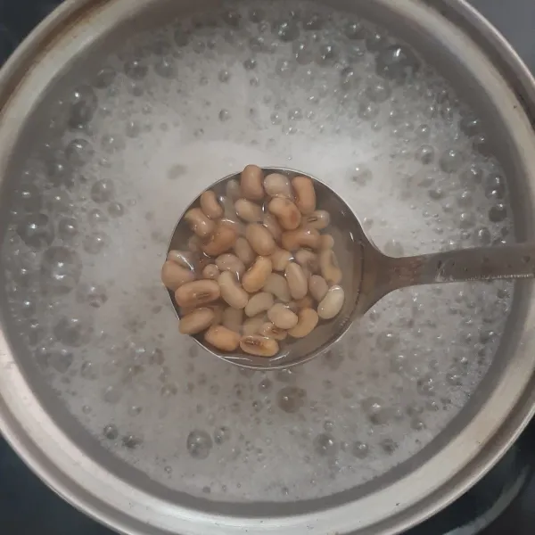 rebus kacang tolo hingga empuk, bilas dengan air biasa.