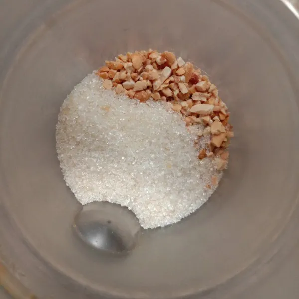 haluskan kacang tanah cacah dan gula dengan cara di blender.