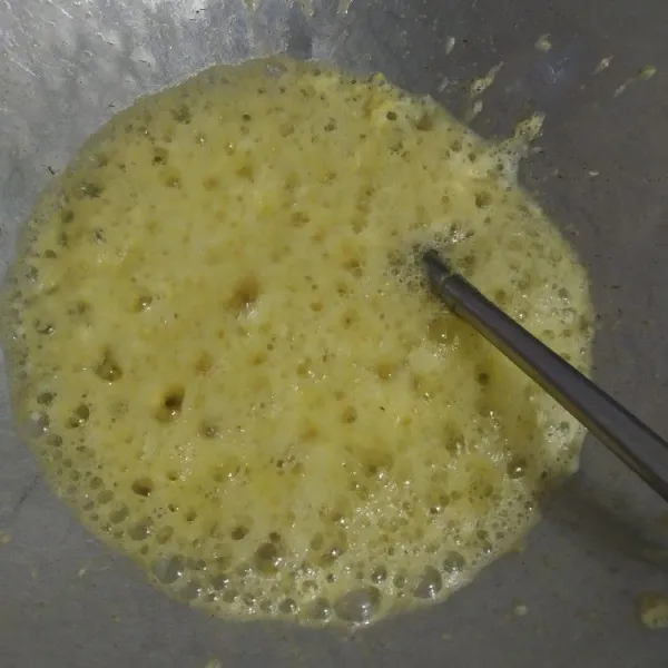Panaskan margarin lalu masukan telur. Aduk orak-arik. Kemudian masukkan bawang putih dan tumis sampai harum.
