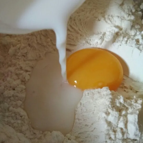Dalam bowl, aduk rata tepung, garam, pasta susu, baking powder dan kuning telur. Tambahkan susu cair perlahan dan aduk rata.