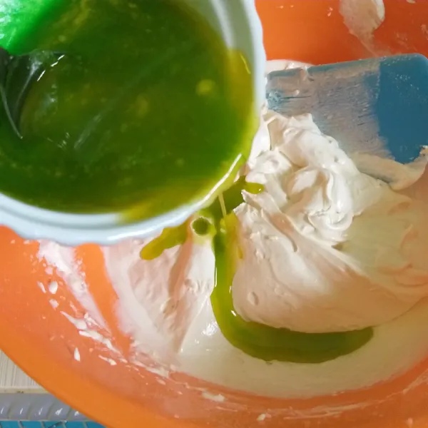 Tuang lelehan margarin dan aduk balik perlahan sampai benar-benar rata.