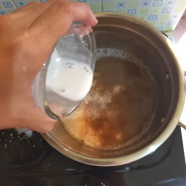 Tambahkan tepung beras dan tepung maizena yang sudah dilarutkan dengan air.