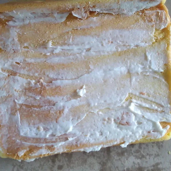 Setelah di oven 15 menit, keluarkan dari loyang oles demgan butter crem lalu gulung.