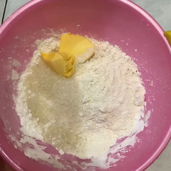 Tambahkan bahan lainnya (tepung tangmien, tepung segitiga, gula pasir, dan margarin). Lalu uleni dan tambahkan air (bahan lainnya) hingga rata