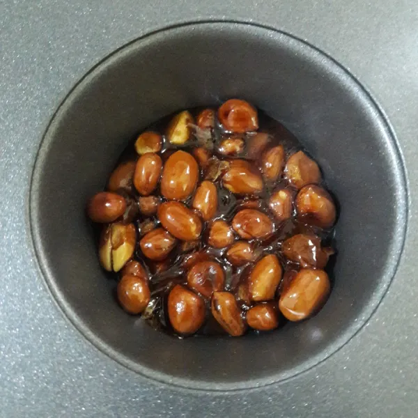 cetak berbentuk bulat, jangan lupa alasi dengan baking paper agar tidak lengket.