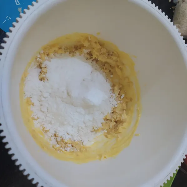Masukan tepung terigu, tepung maizena dan susu bubuk, aduk rata.
