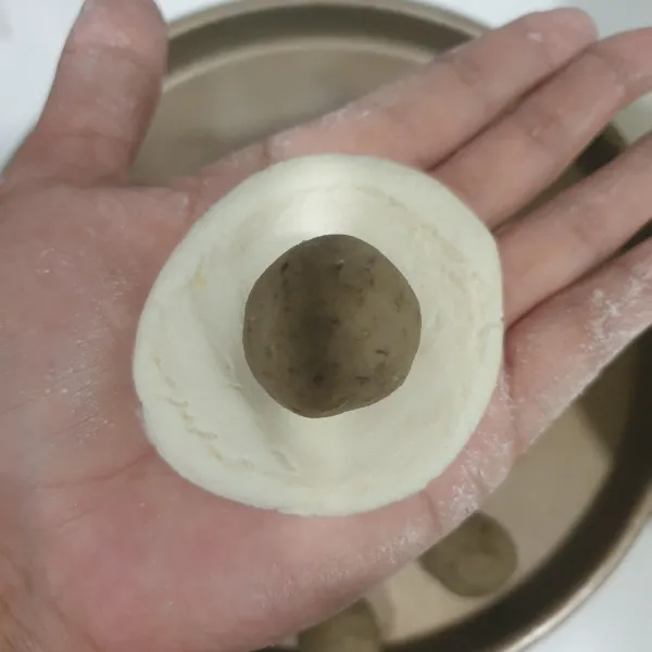 ambil secukupnya adonan dan pipihkan,isi dengan kumbu kacang hijau kemudian bentuk bulat.