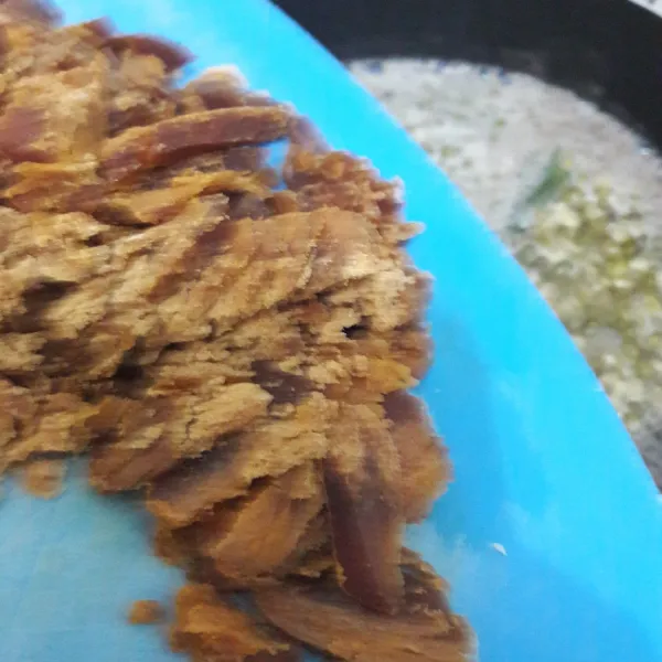 Masukkan gula dan juga garam.