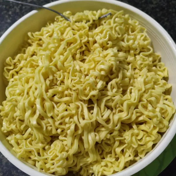 Rebus mie terlebih dahulu lalu sisihkan.