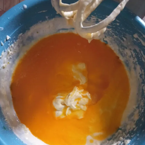Masukkan margarin leleh, aduk dengan metode aduk balik dengan spatula hingga adonan tercampur rata.