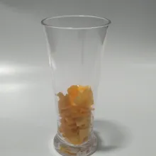 Masukkan potongan buah nangka ke dalam gelas.