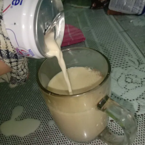 Lalu tuangin deh air jahe yang tadi dan susunya.. jadi deh! ini enak banget dan creamy😍 kalau lagi ga enak badan, ini bisa membantu banget!