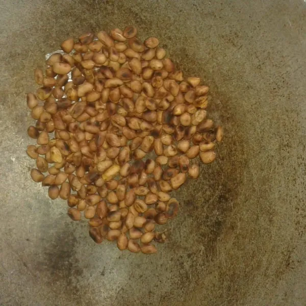 Sangrai kacang tanah sampai matang. Sisihkan dahulu. Siapkan kertas nasi atau kertas minyak untuk alas ampyang nanti.