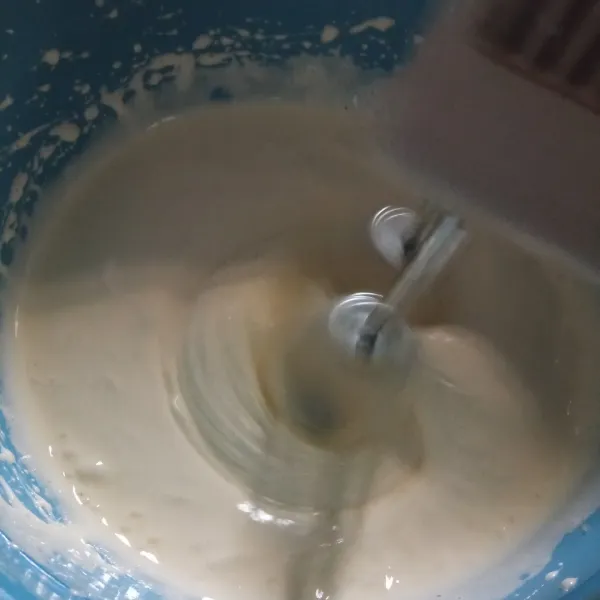 Dalam wadah, mixer semua bahan B hingga kental berjejak.