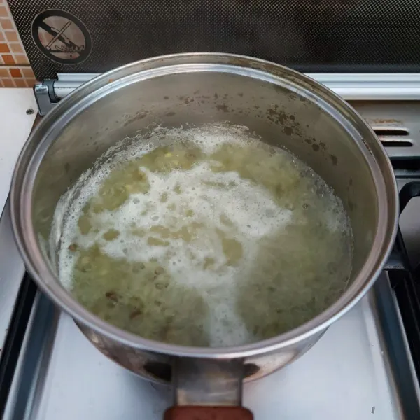 Cuci dan tiriskan, lalu rebus kacang hijau sampai matang.