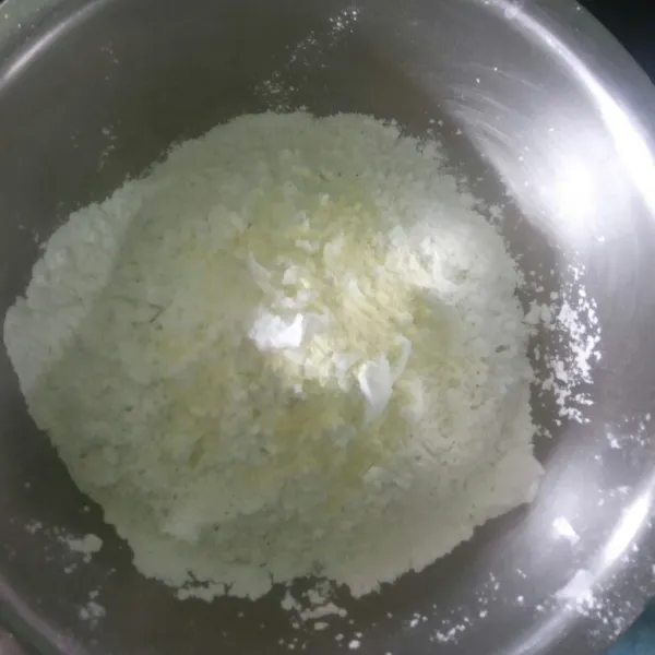 Campur tepung beras, tepung tapioka, kaldu ayam bubuk, gula dan garam dalam satu wadah. Aduk hingga tercampur rata.