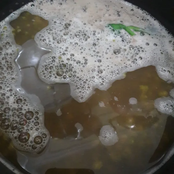 Rebus kacang ijo & beri pandan. Rebus hingga lunak.