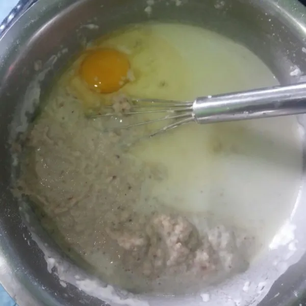 Selanjutnya tambahkan bumbu halus dan juga sebutir telur. Aduk hingga semuanya tercampur rata dan halus tidak bergerindil.