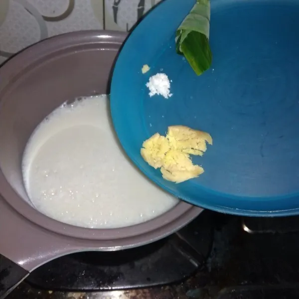 Panaskan susu kedelai tambahkn garam daun pandan dan jahe sambil terus diaduk perlahan.