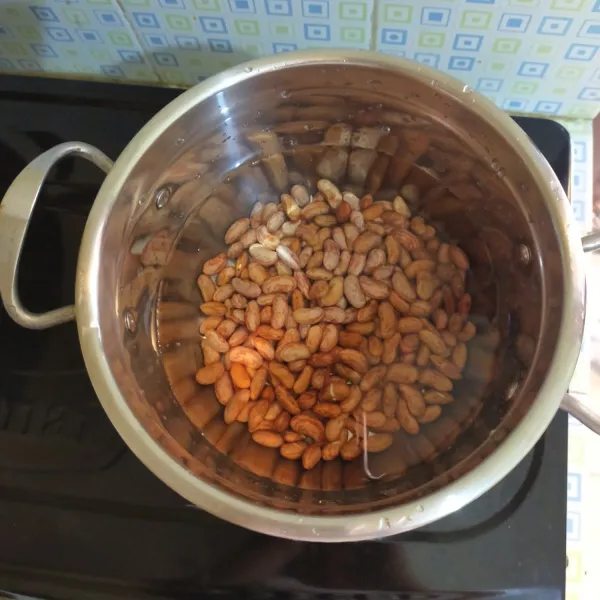 Siapkan panci, didihkan air lalu masukkan kacang merah.