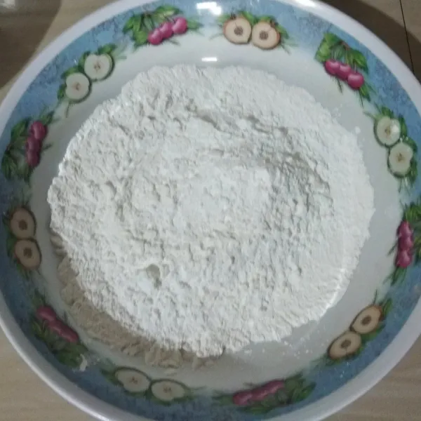 Dalam sebuah wadah, campur tepung beras dan maizena.