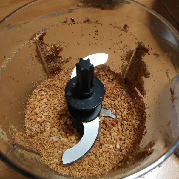 Blender atau tumbuk kacang tanah sangrai. Tingkat kehalusannya sesuai selera ya.