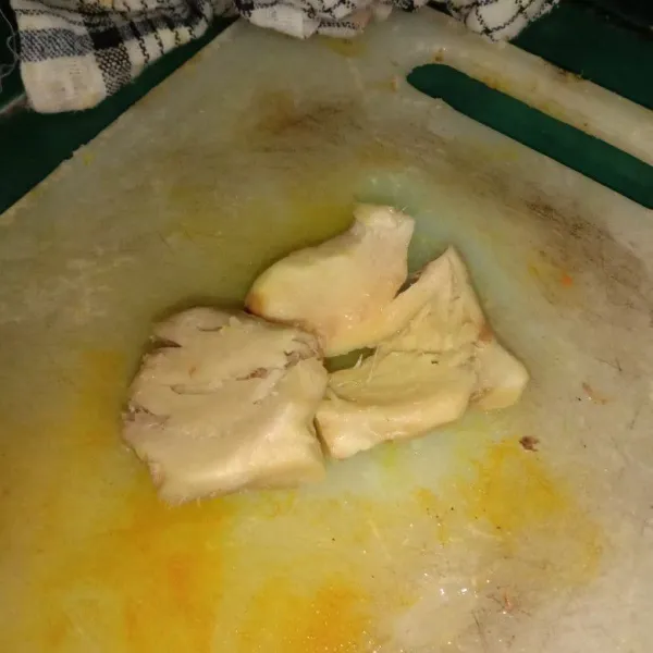 Kupas jahe, cuci, lalu digeprek.