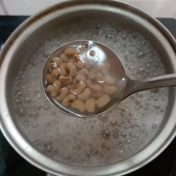 rebus kacang tolo hingga empuk, bilas bersih.
